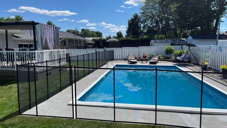 Removable pool fence